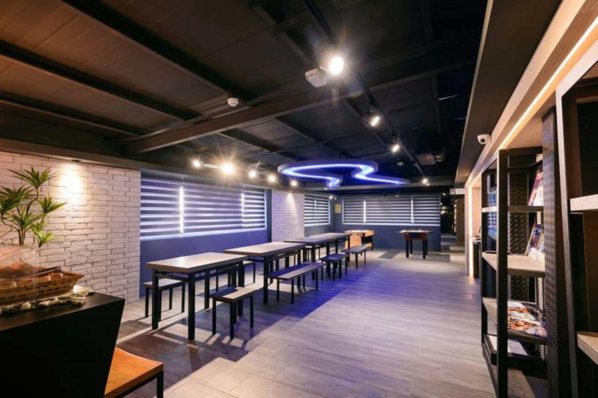 キウイ エクスプレス ホテル タイチュン II 台中市 エクステリア 写真